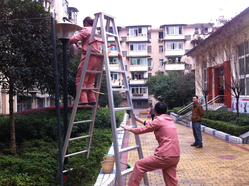 衛(wèi)生員對路燈進行保潔