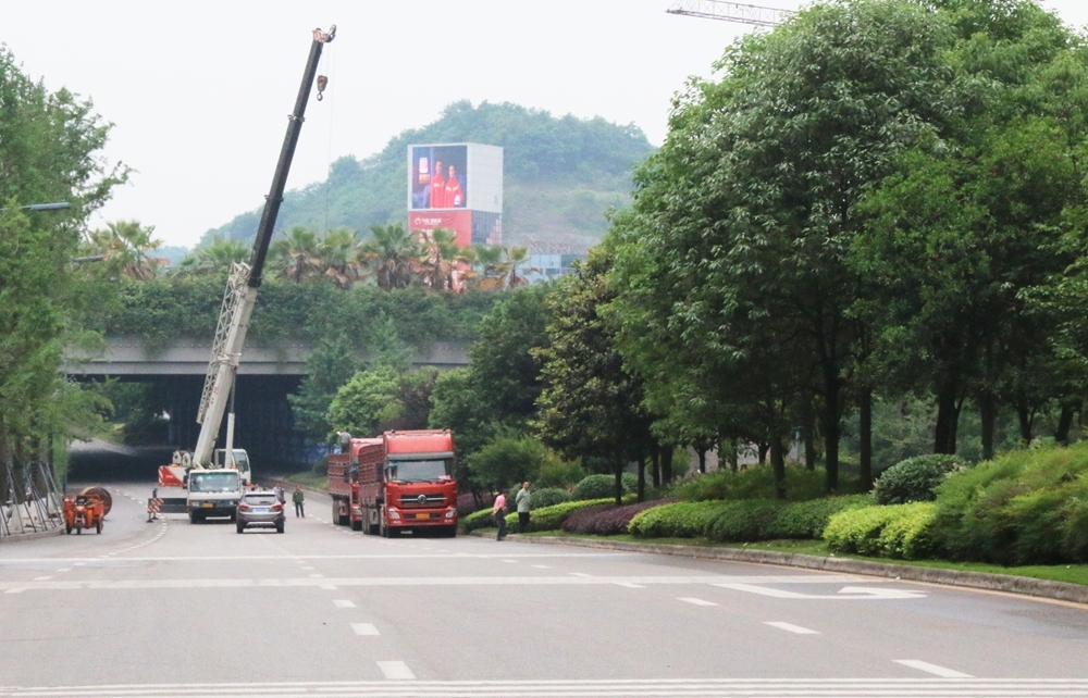 南湖公園西大門(mén)跨線橋封閉施工