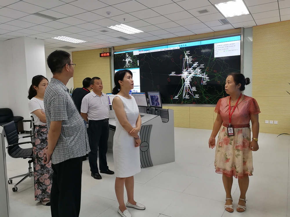 高新管委會(huì)主任單鑫與匯東公司總經(jīng)理鄒陽一行到中國電科產(chǎn)業(yè)園考察洽談合作業(yè)務(wù)