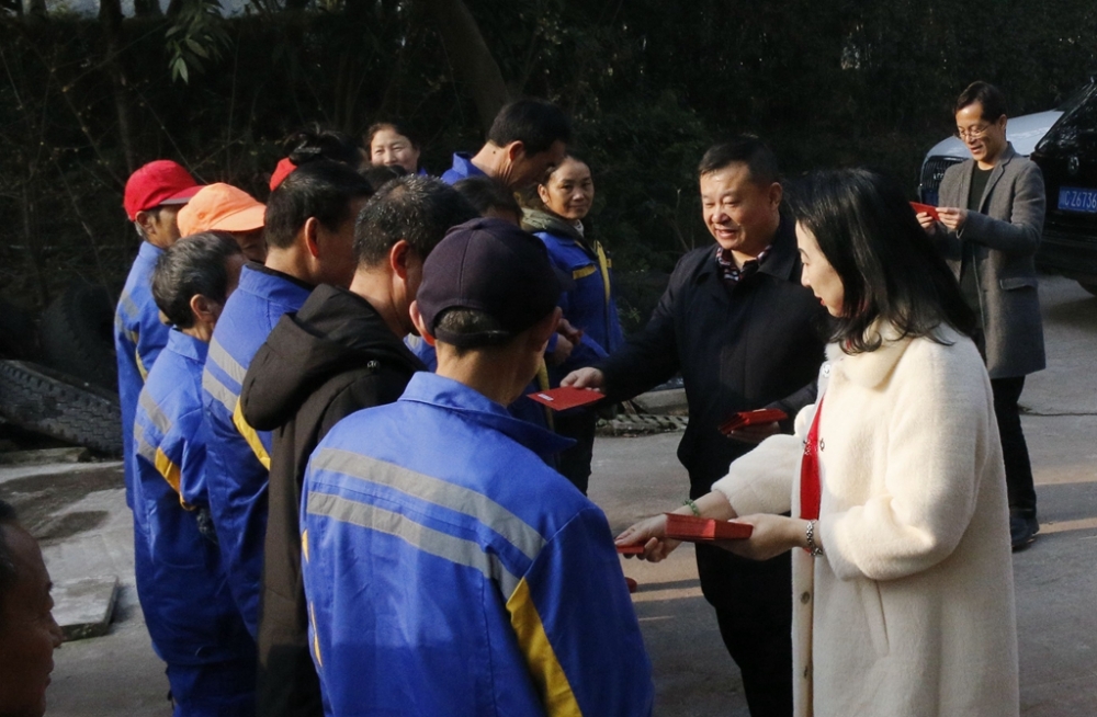 公司領導春節(jié)看望慰問一線員工