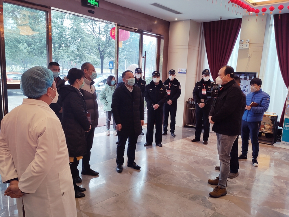 自貢市委副書記、市長(zhǎng)何樹平一行到自貢市區(qū)“愛心酒店”——天驕大酒店視察疫情防控工作