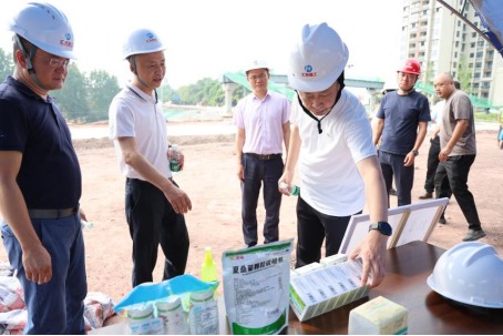 市總工會黨組書記、常務副主席陳鵬一行前往板倉大道沙坪段道路工程項目慰問一線工人